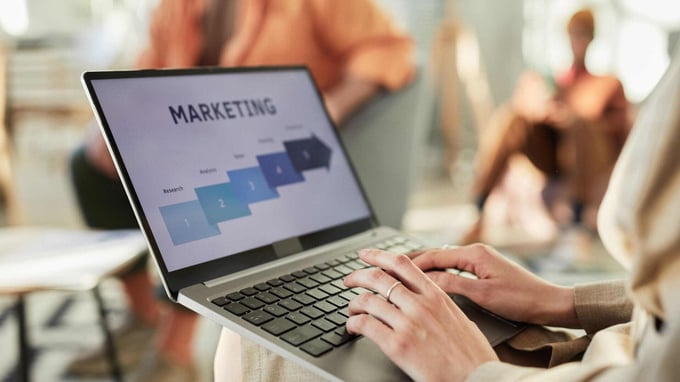 Ein Team von Marketingexperten analysiert gemeinsam einen Bericht über die Marketingdaten des letzten Zeitraums.