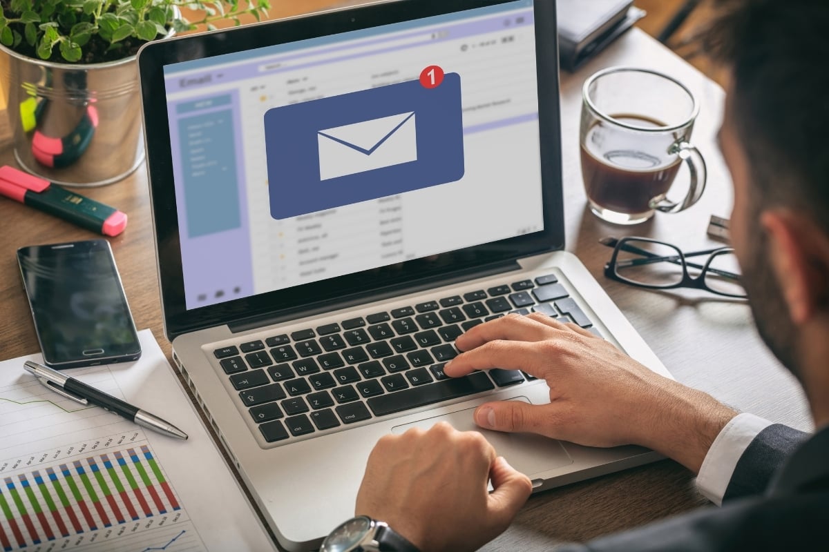 Campanha de e-mail marketing sendo elaborada em laptop