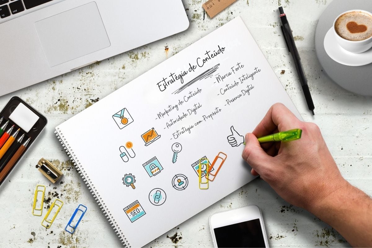 Caderno com planejamento de estratégia de conteúdo escrito à mão, representando construção de autoridade executiva no LinkedIn
