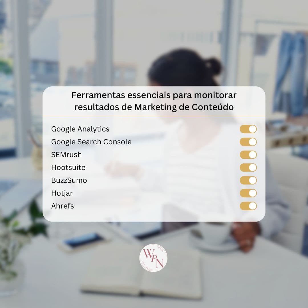 Mulher analisando métricas de conteúdo no escritório, com sobreposição das principais plataformas de monitoramento de resultados