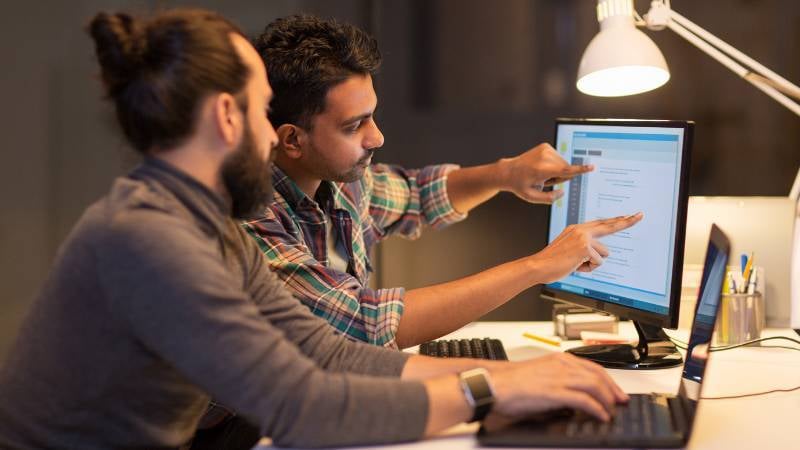 Executivos colaborando em estratégia de autoridade digital com ghostwriter - brainstorming de ideias inovadoras