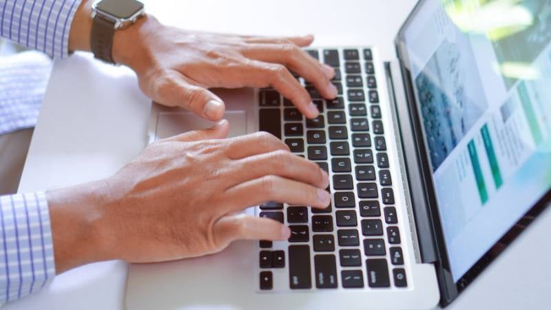 Executivo desenvolvendo presença digital estratégica com laptop - transformação em autoridade online