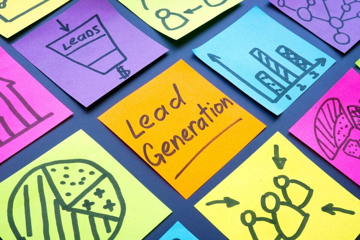Mehrere bunte Haftnotizen mit Zeichnungen von Lead-Trichtern, Grafiken und Personen, wobei eine zentrale Haftnotiz mit der Aufschrift „Lead Generation“ hervorsticht.