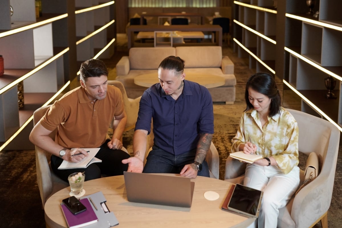 Fundadores e consultores B2B reunidos, público-alvo do serviço de produção de blog especializado