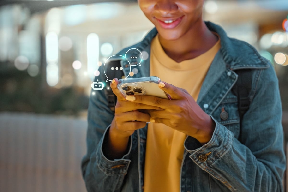 Pessoa usando celular ao lado de câmera, representando estrutura técnica de SEO e visibilidade em respostas de inteligência artificial