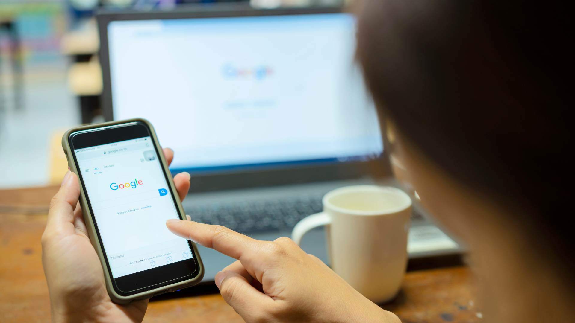 Pessoa pesquisando no Google pelo celular, ilustrando como a busca por informação mudou com a inteligência artificial