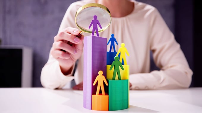 Illustration von einem Marketing-Trichter (Funnel) mit verschiedenen Stufen des Inbound-Marketing-Prozesses