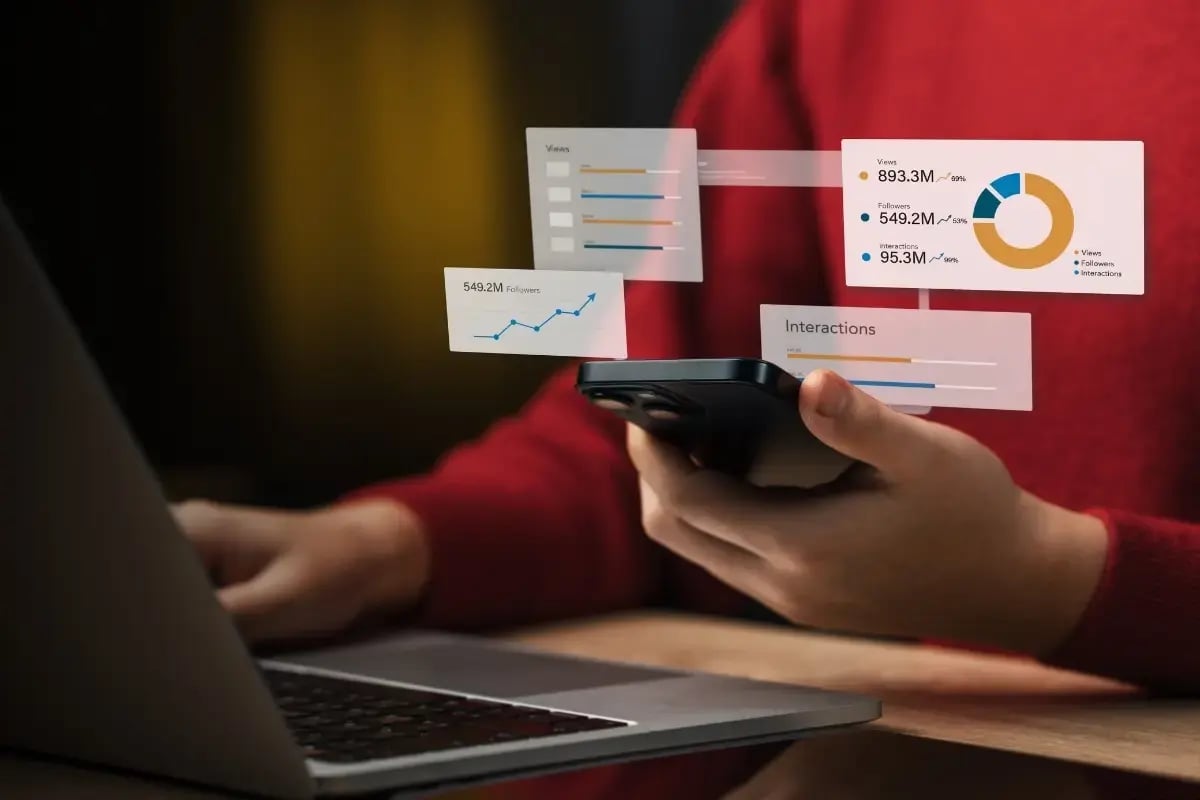 rofissional analisando dados de planejamento estratégico em dispositivo móvel