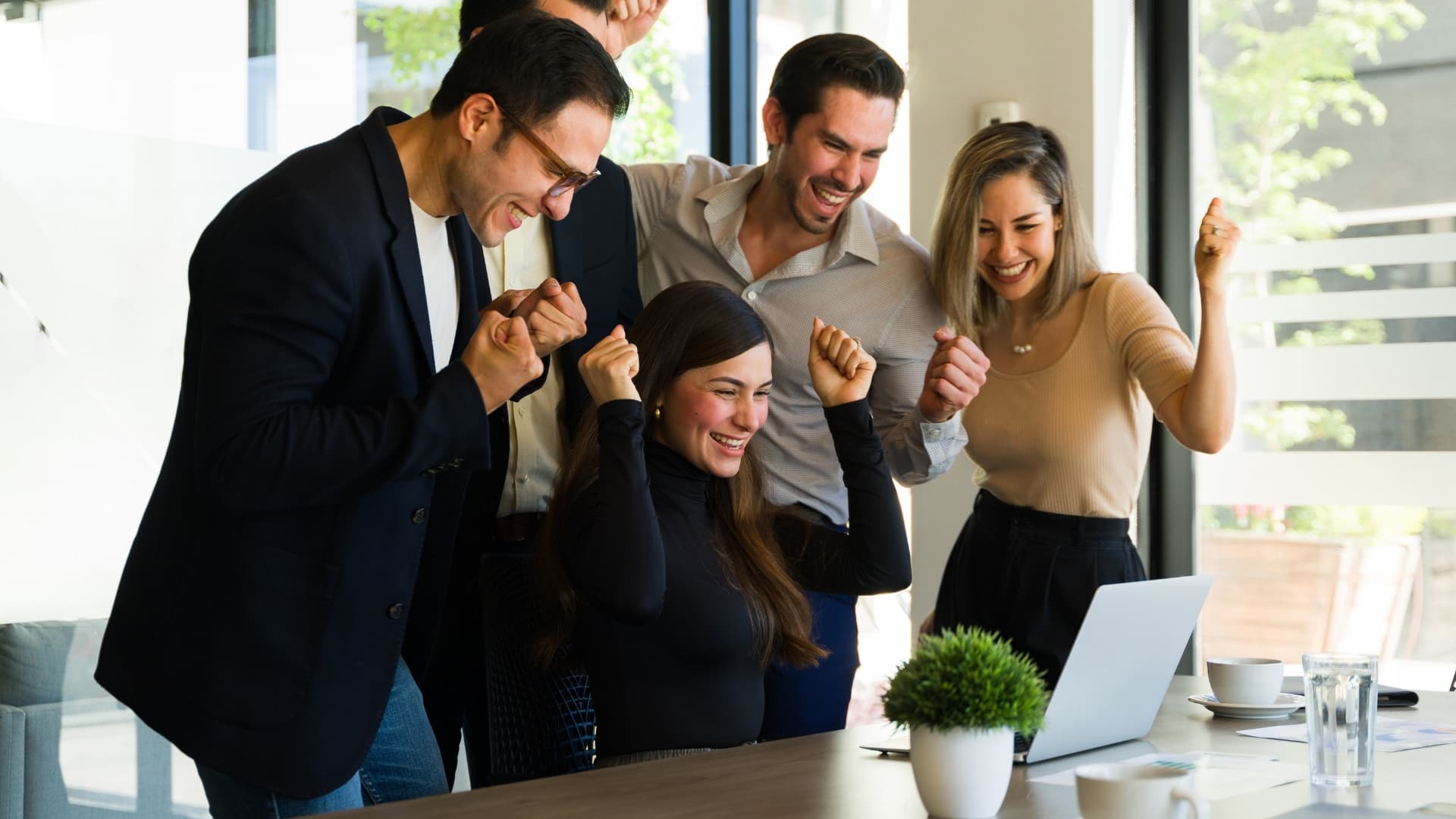 quipe celebrando conquista após aplicar estratégia de marketing digital integrada