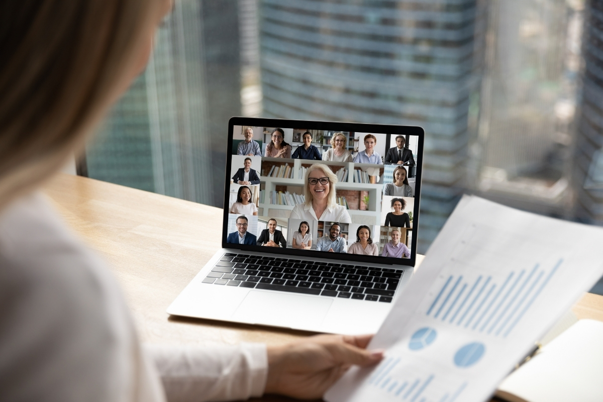 Videochamada com equipe internacional do Grupo Virtual-Call, refletindo a estrutura consolidada por trás da WPN
