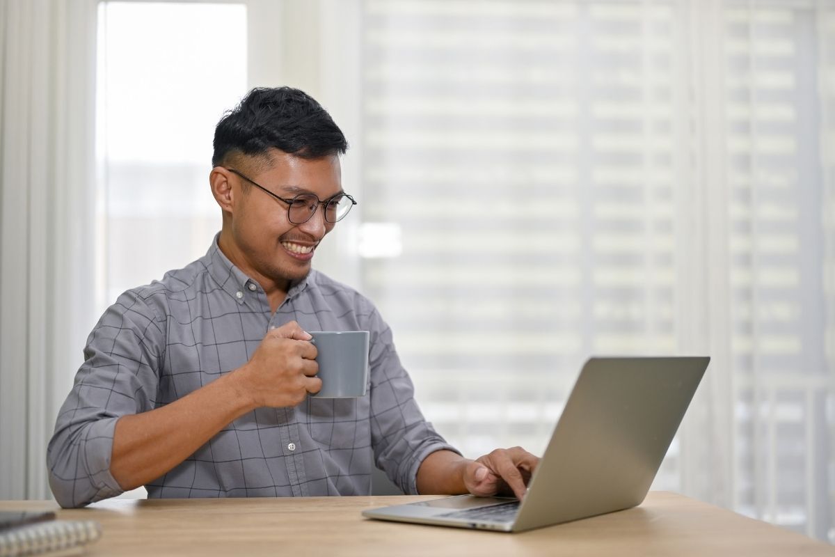 Executivo utilizando LinkedIn em laptop para ampliar autoridade profissional entre sua rede de contatos B2B