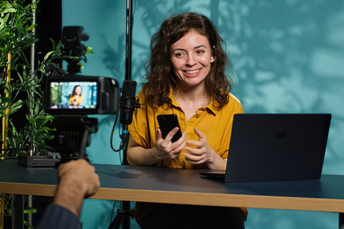 Produção de conteúdo adaptado a diferentes formatos e redes sociais, com câmera, celular e laptop