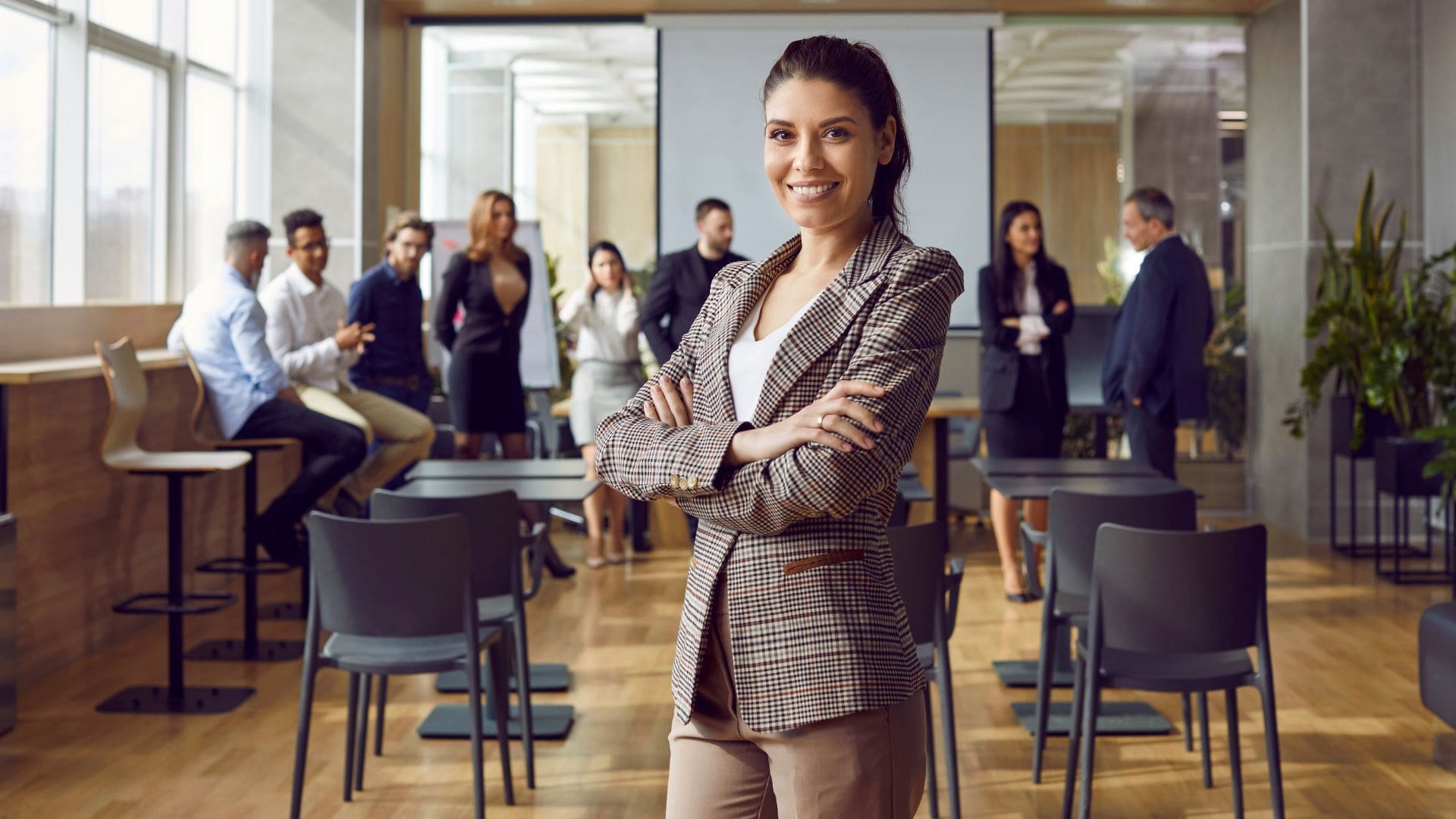 Glückliche Business-Trainerin im Büro nach einem erfolgreichen Corporate-Training.