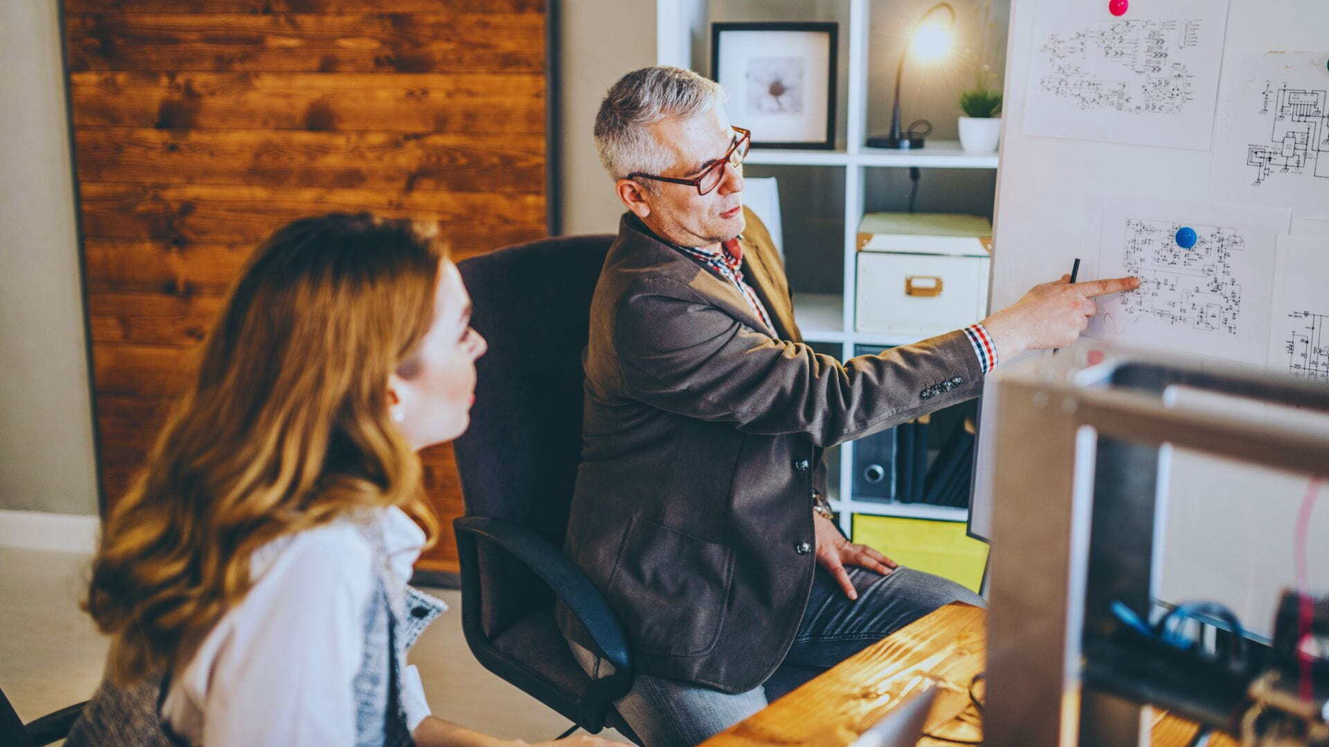 Finance mentor mentoring his client. Plan content marketing strategy with tools — WPN empowers B2C collaboration