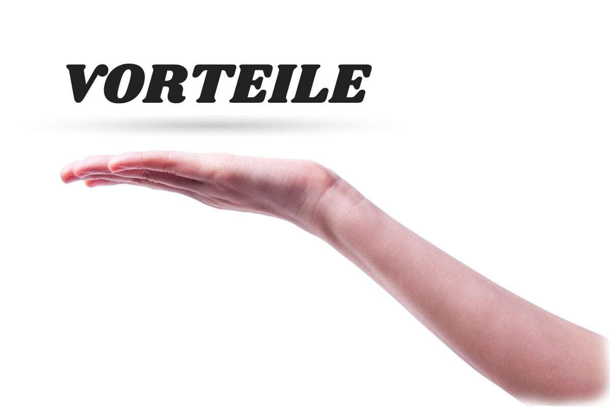 Offene Handfläche, die das Wort „VORTEILE“ präsentiert, auf weissem Hintergrund.