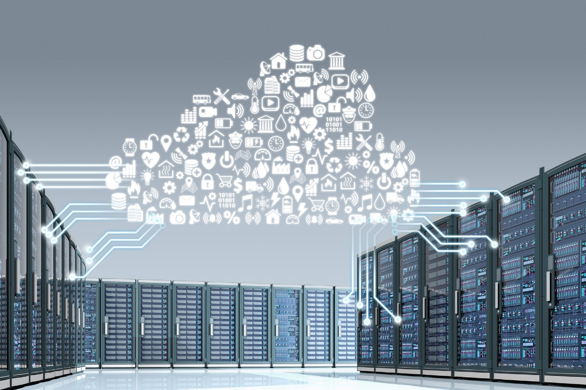 Ilustração de servidores de data center conectados a uma nuvem de ícones de serviços digitais, representando infraestrutura de hospedagem escalável.