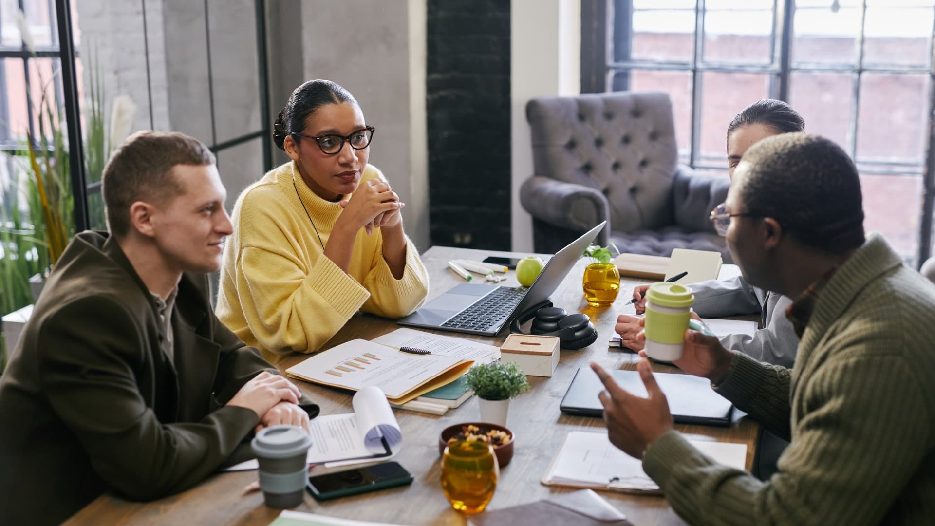 Equipe em sessão de planejamento estratégico definindo prioridades de marketing